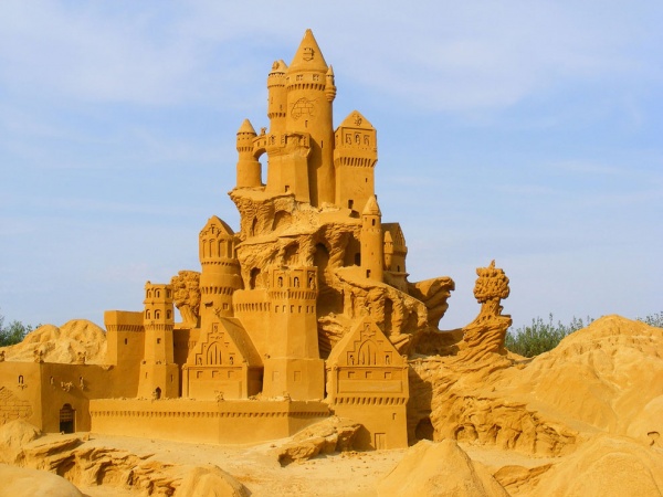Возведение песчаных скульптур